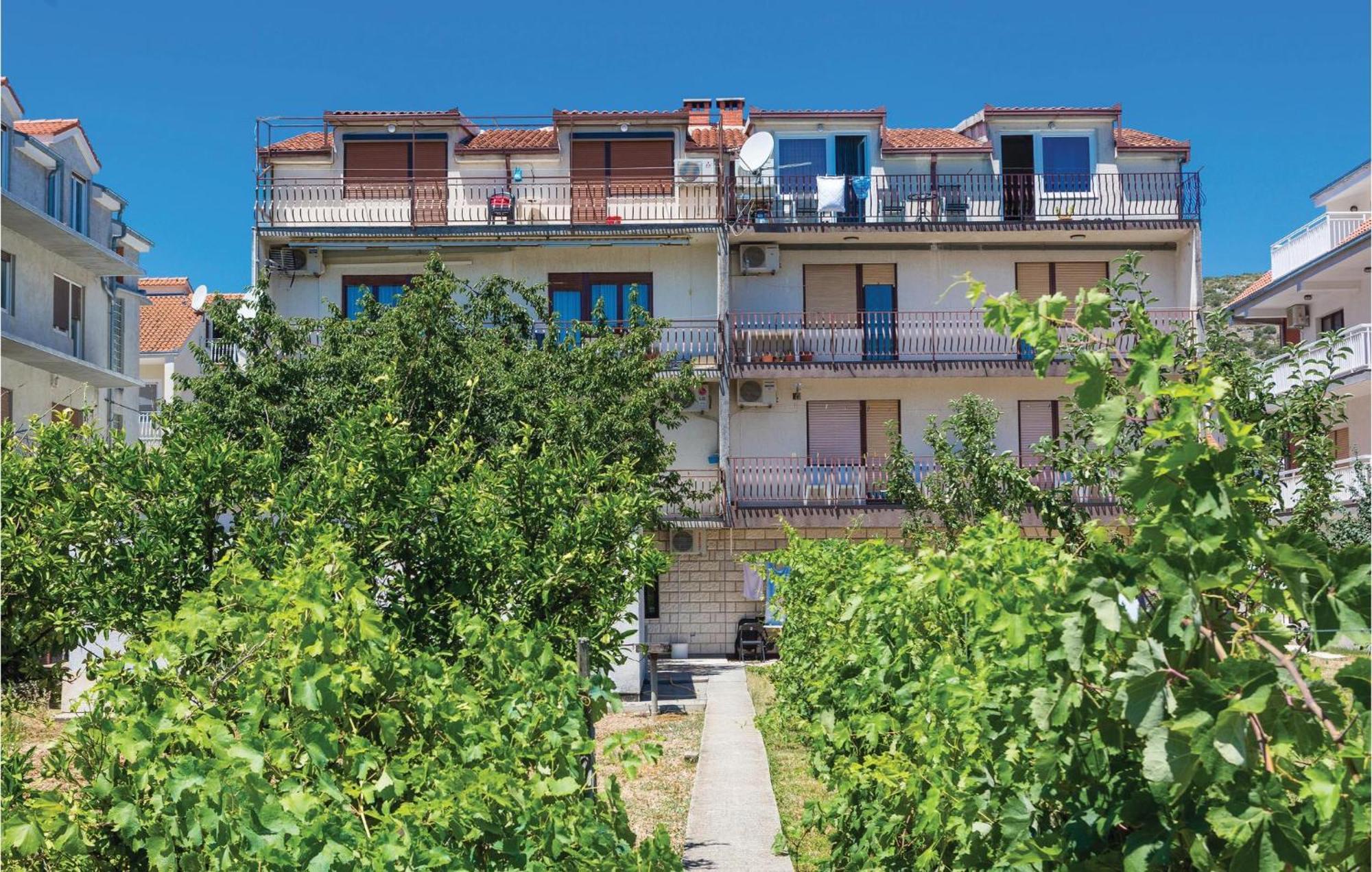 3 Bedroom Gorgeous Apartment In Трогир Екстериор снимка