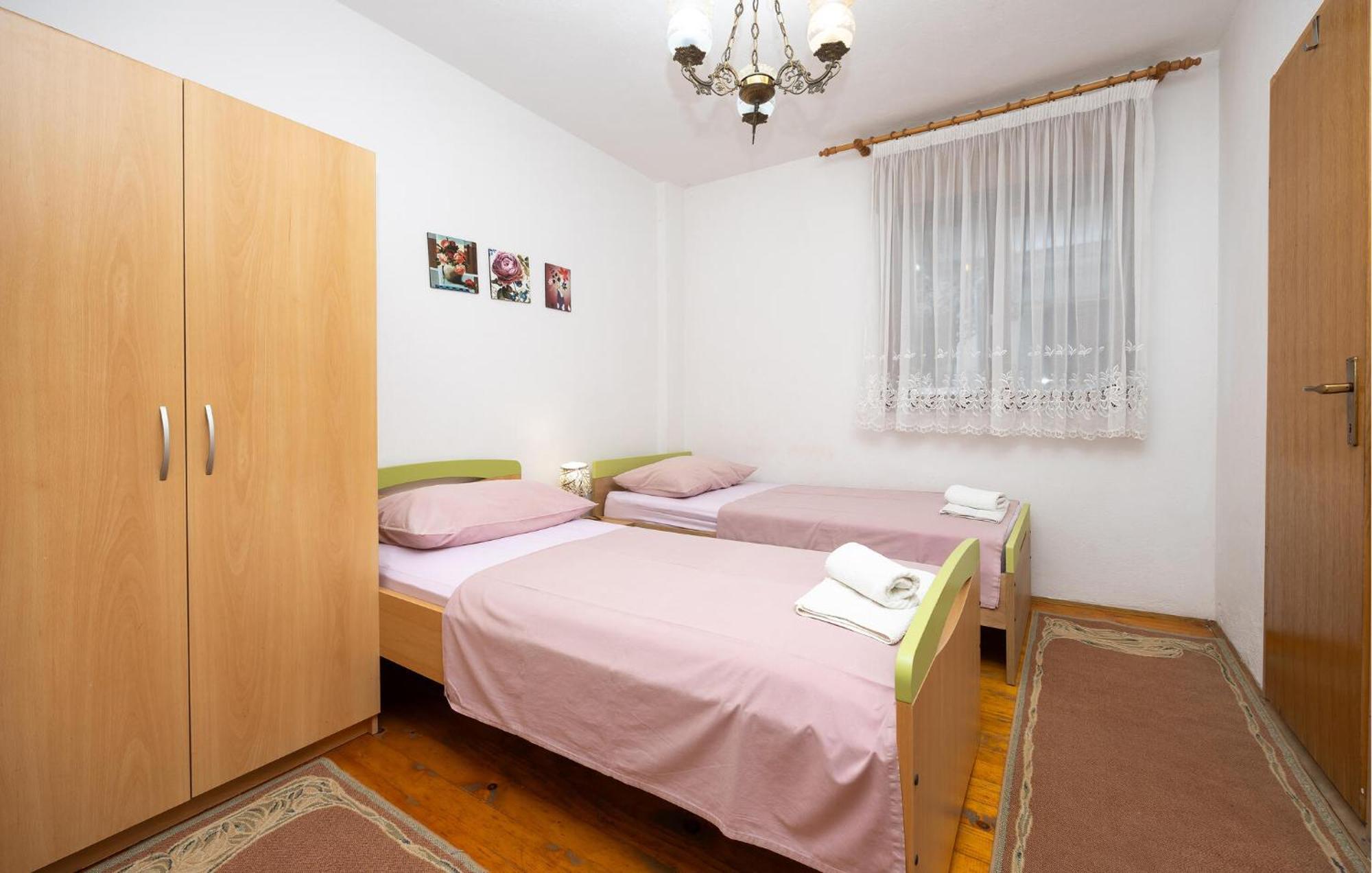 3 Bedroom Gorgeous Apartment In Трогир Екстериор снимка