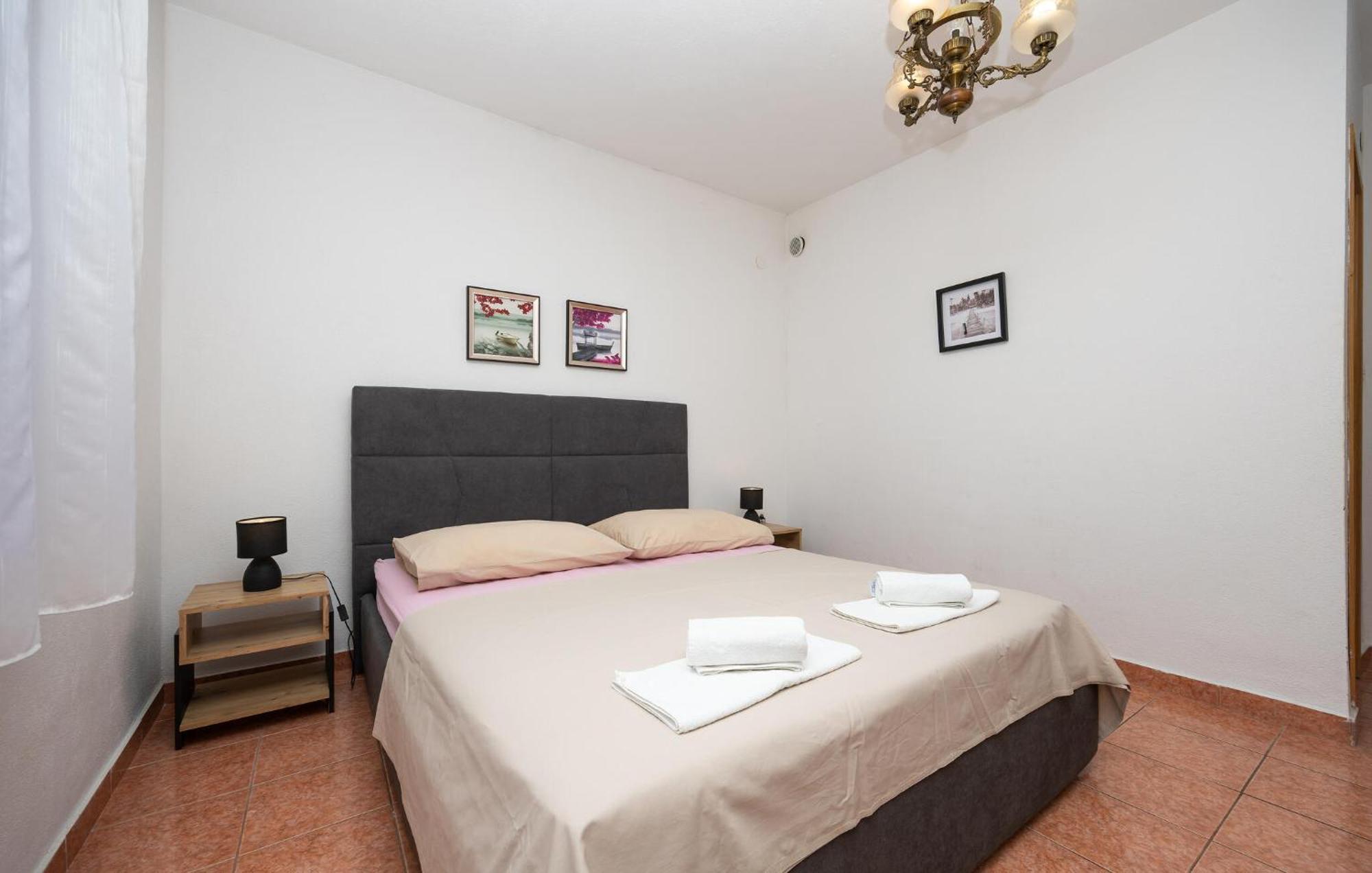 3 Bedroom Gorgeous Apartment In Трогир Екстериор снимка