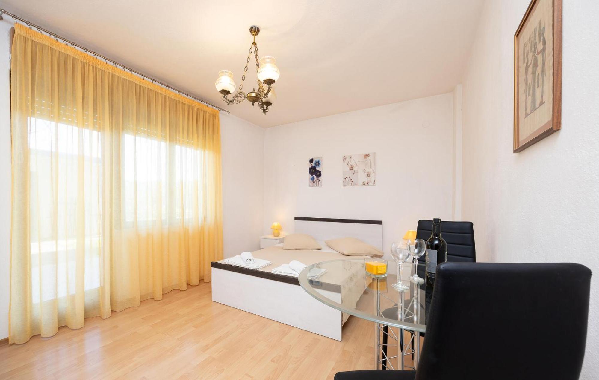 3 Bedroom Gorgeous Apartment In Трогир Екстериор снимка
